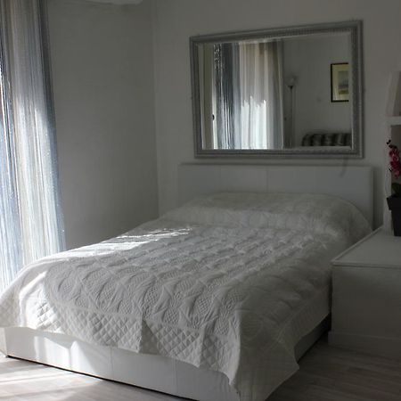 Studio De Charme Avec Sa Terrasse En Plein Coeur De Ville LʼIsle-sur-la-Sorgue Eksteriør billede