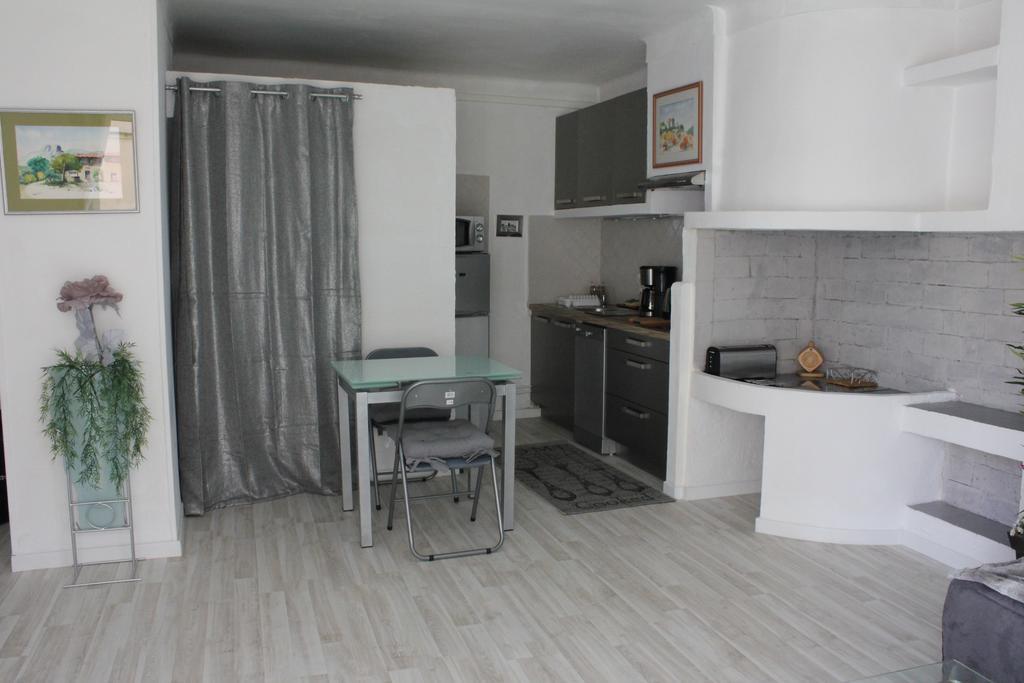 Studio De Charme Avec Sa Terrasse En Plein Coeur De Ville LʼIsle-sur-la-Sorgue Eksteriør billede