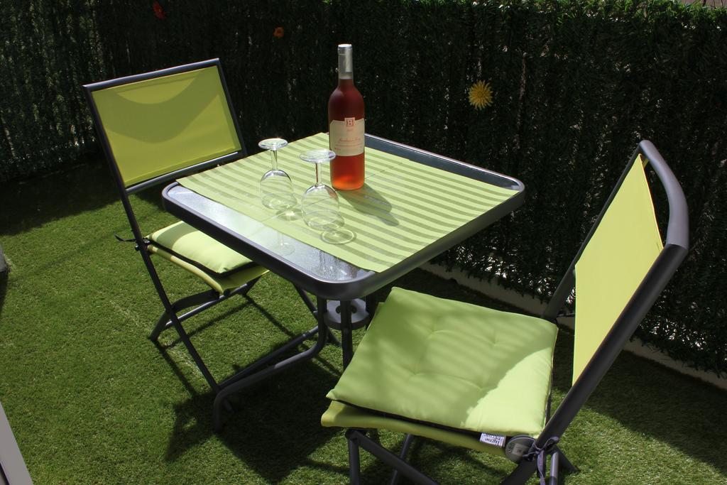 Studio De Charme Avec Sa Terrasse En Plein Coeur De Ville LʼIsle-sur-la-Sorgue Eksteriør billede