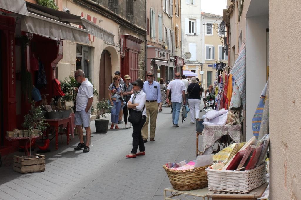 Studio De Charme Avec Sa Terrasse En Plein Coeur De Ville LʼIsle-sur-la-Sorgue Eksteriør billede