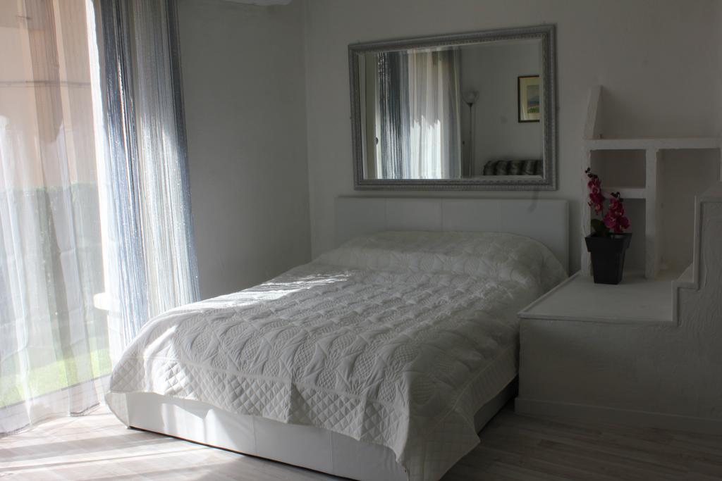 Studio De Charme Avec Sa Terrasse En Plein Coeur De Ville LʼIsle-sur-la-Sorgue Eksteriør billede